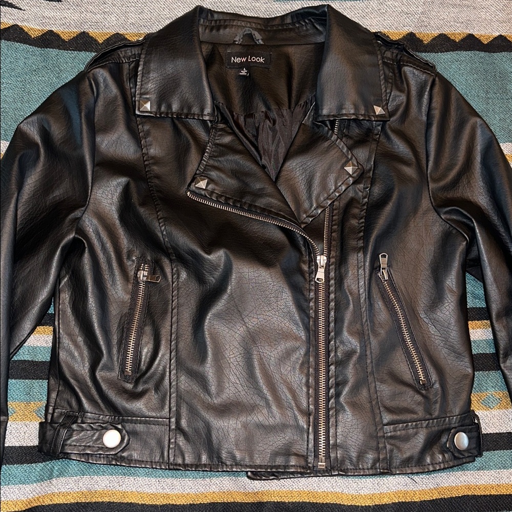 New Look Faux Leather Women's Cropped Black Zipper Accented Jacket - Picture 4 of 10